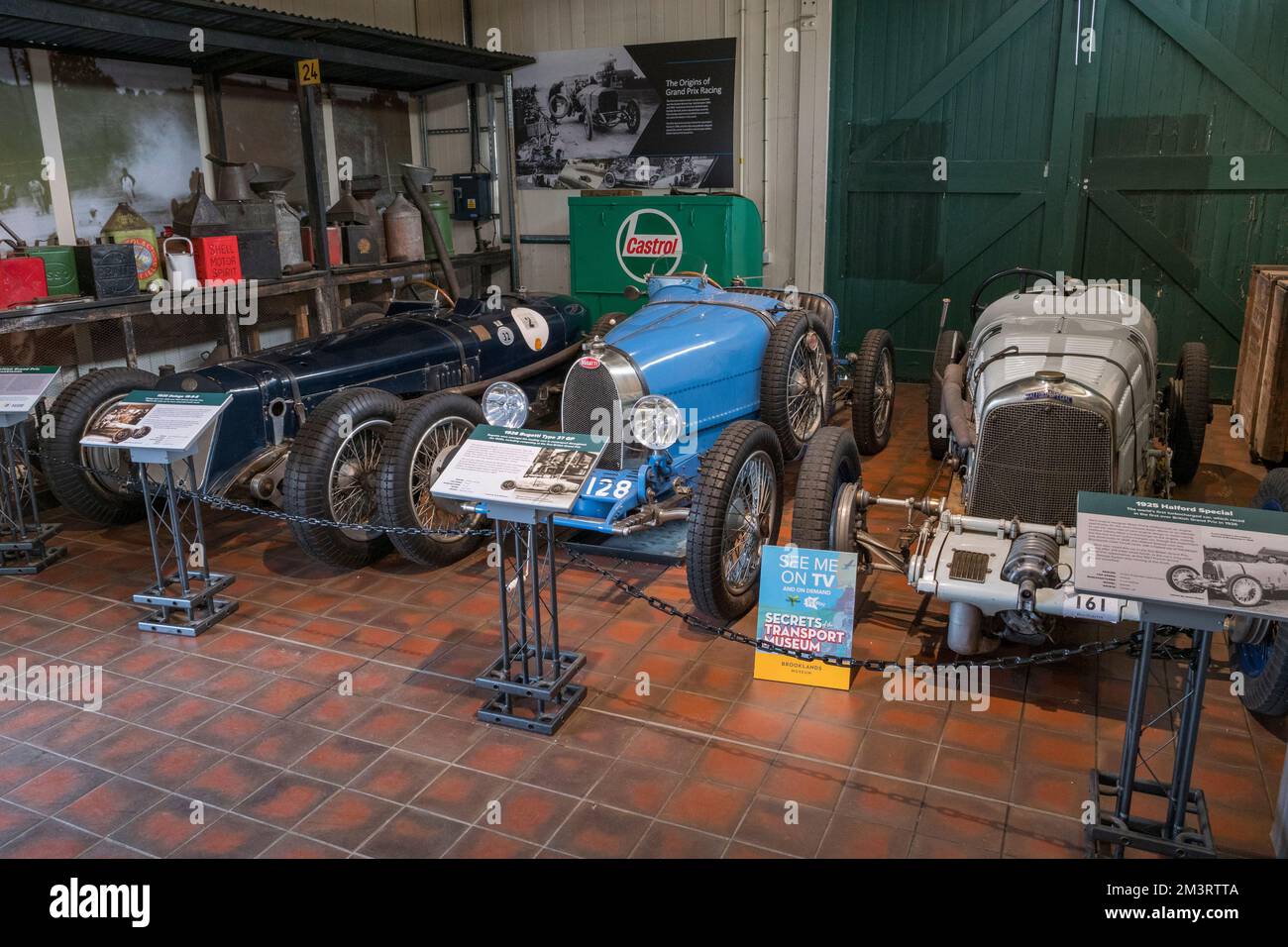 Vue générale des voitures Grand Prix d'époque F1 (L-R 1926 Delage, 1926 Bugatti et 1925 Halford Special), exposition Grand Prix, Brooklands Museum, Royaume-Uni Banque D'Images