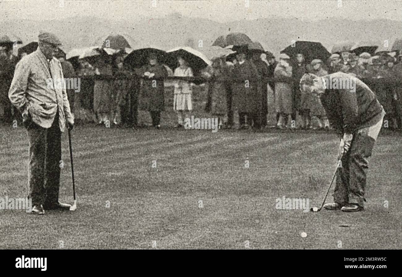 Les finalistes James Braid et Archie Compston mettent le vert en pluie torrentielle dans le News of the World Match-Play Championship à Walton Heath 1927 Banque D'Images