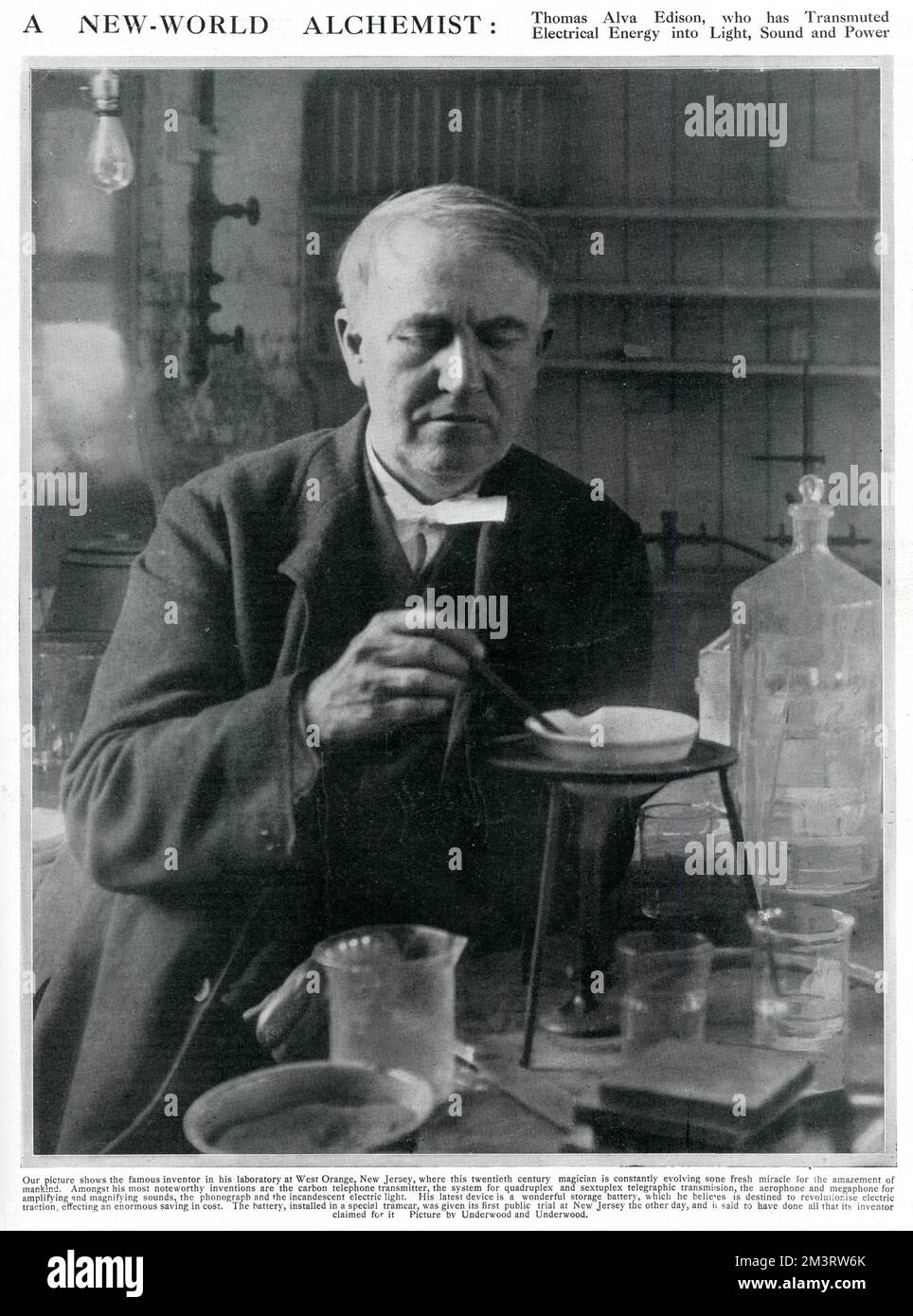 Thomas Alva Edison (1847 - 1931), inventeur et homme d'affaires américain, qui a été décrit comme le plus grand inventeur de l'Amérique. Photographie montrant Edison dans son laboratoire de West Orange, New Jersey, travaillant sur la batterie installée dans un tramway spécial. 1910 Banque D'Images