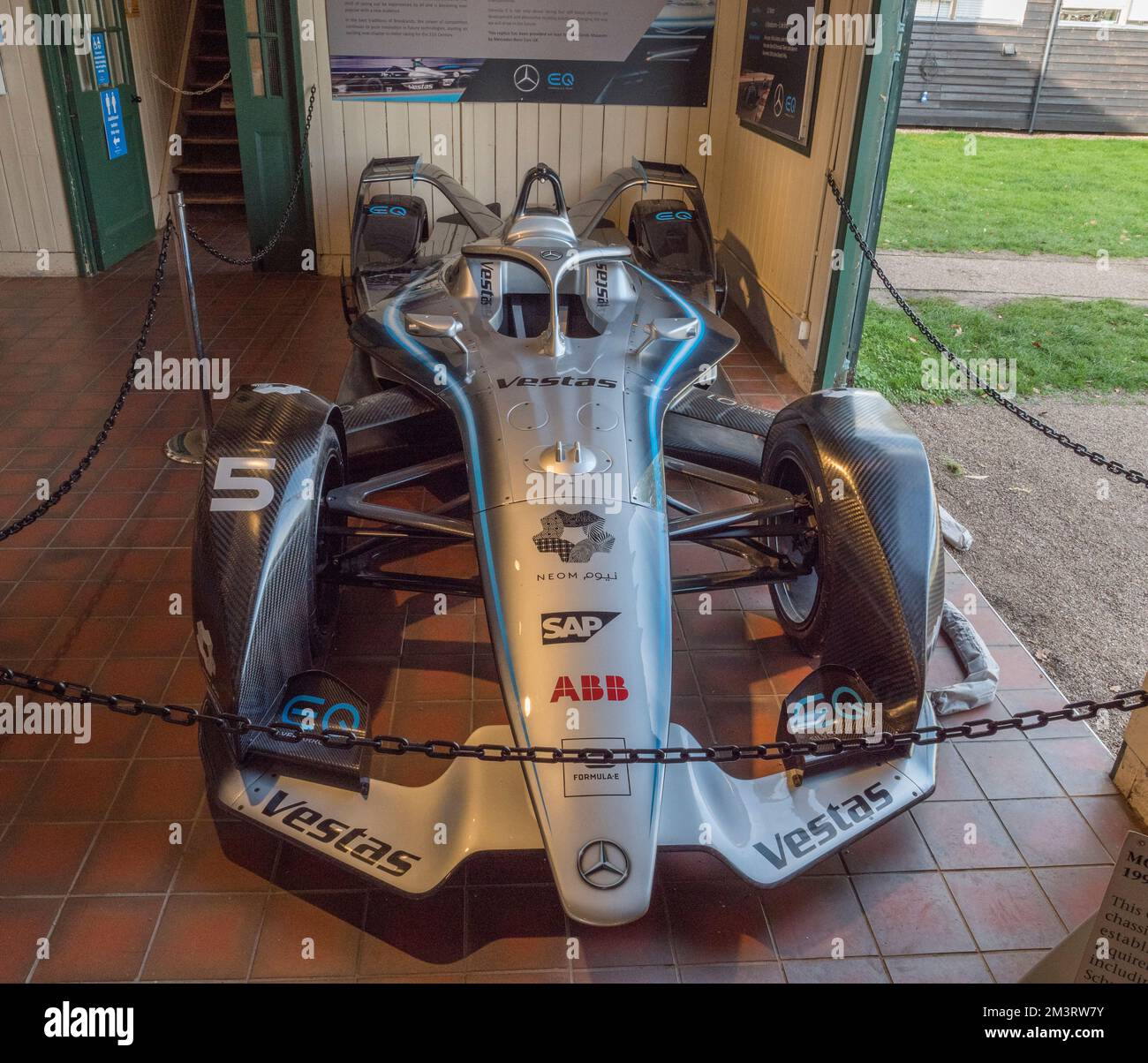 Une réplique de la Mercedes-Benz EQ Silver Arrow 01 Formule E (électrique) dans le Grand Prix Exhibition, Brooklands Museum, Surrey, Royaume-Uni. Banque D'Images