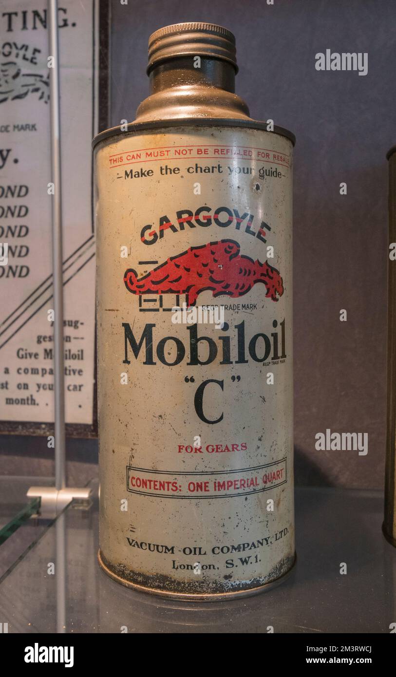 Un Gargoyle Mobiloil 'C' pour la boîte de vitesses dans le Grand Prix Exhibition, Brooklands Museum, Surrey, Royaume-Uni. Banque D'Images