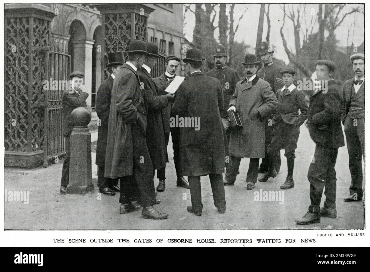 Reporters à l'extérieur de la maison Osborne attendant des nouvelles sur la maladie de la reine Victoria. Date: 1901 Banque D'Images
