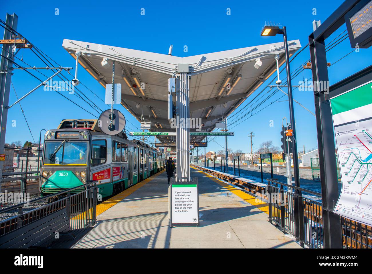 MBTA Green Line Ansaldo Breda Type 8 à la gare de Somerville est à Somerville, Massachusetts, États-Unis. La prolongation de la ligne verte a été ouverte le 12 décembre 20 Banque D'Images