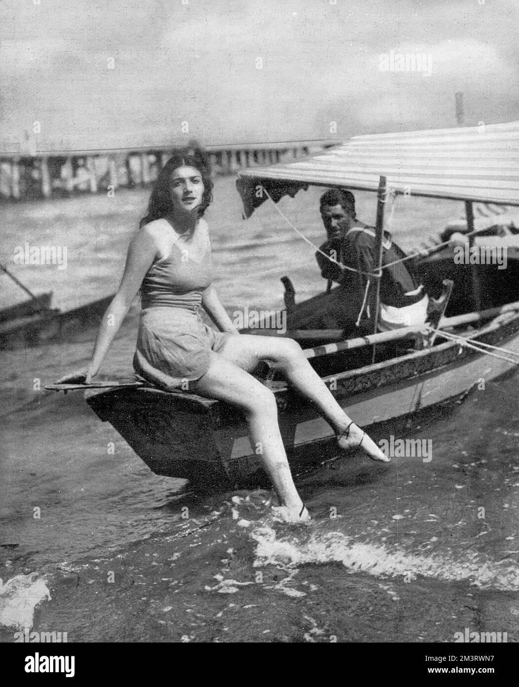 La comtesse Anna Andreoli pose de façon assez spectaculaire sur une gondole au Lido de Venise. Date: 1930 Banque D'Images