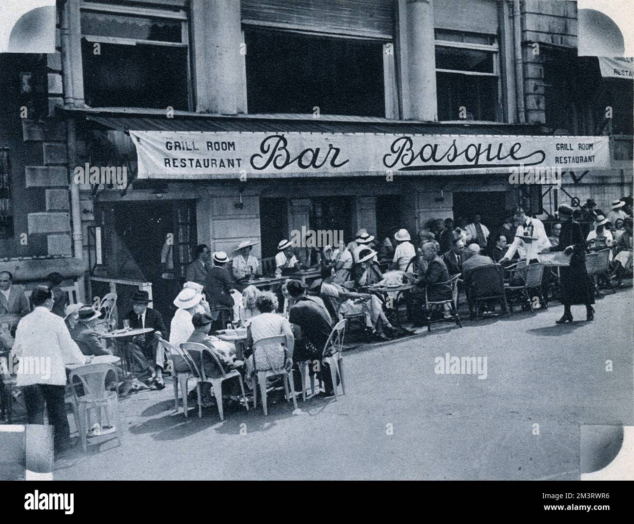 Bar Basque, le rendez-vous où "tout le monde" qui visite Biarritz se présente au cours de la journée pour un apéritif! Date: 1934 Banque D'Images