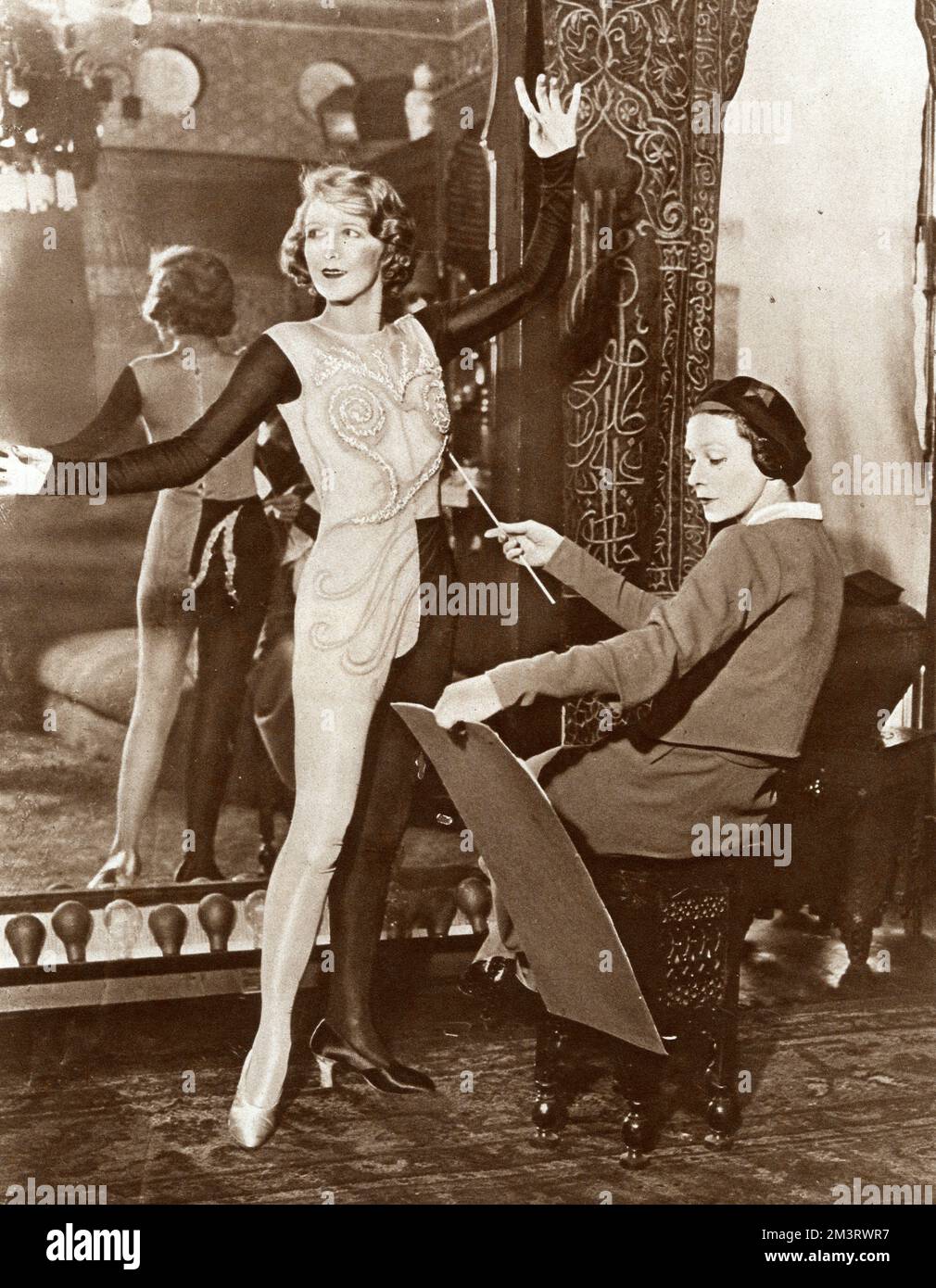 Heather Thatcher en costume avec l'artiste Doris Zinkeisen Banque D'Images