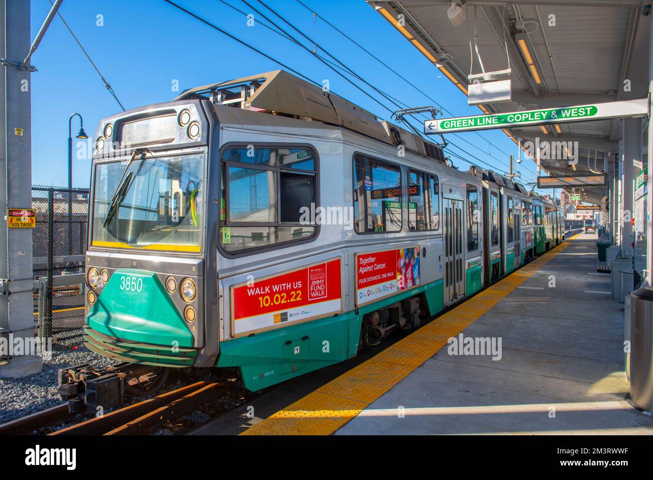 MBTA Green Line Ansaldo Breda Type 8 à la gare de Somerville est à Somerville, Massachusetts, États-Unis. La prolongation de la ligne verte a été ouverte le 12 décembre 20 Banque D'Images