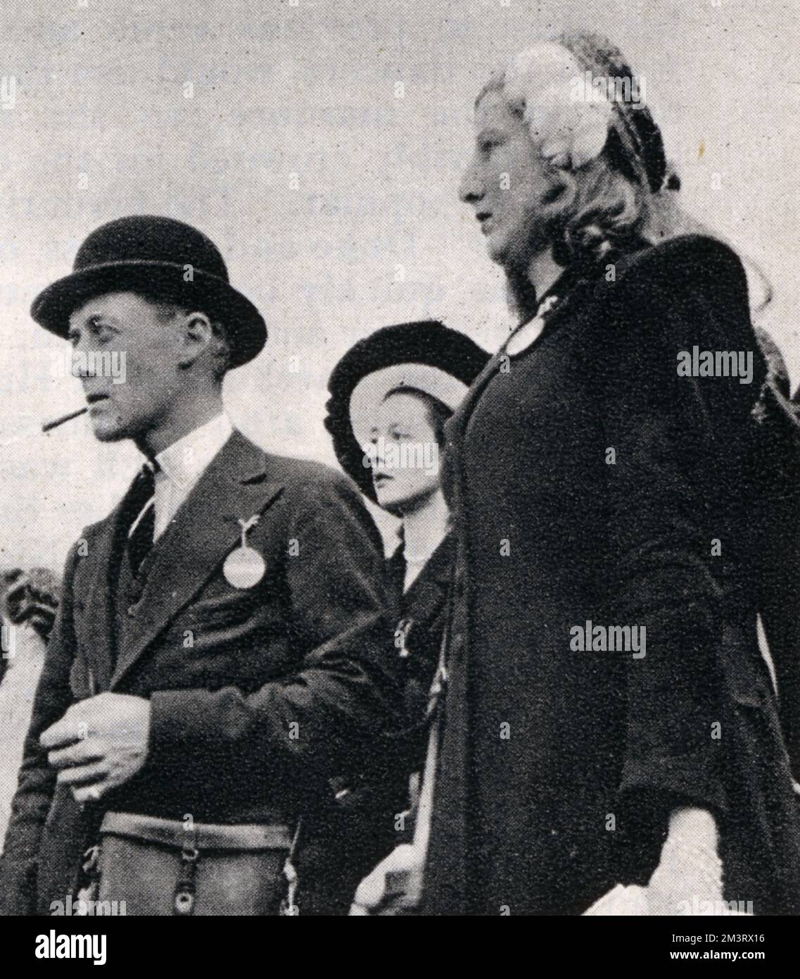 Major E. Harris St. John avec Mme G. M. Graham aux courses de Doncaster pour voir le St. Léger. Derrière se trouve l'honorable Celia Monckton. Date: 1948 Banque D'Images