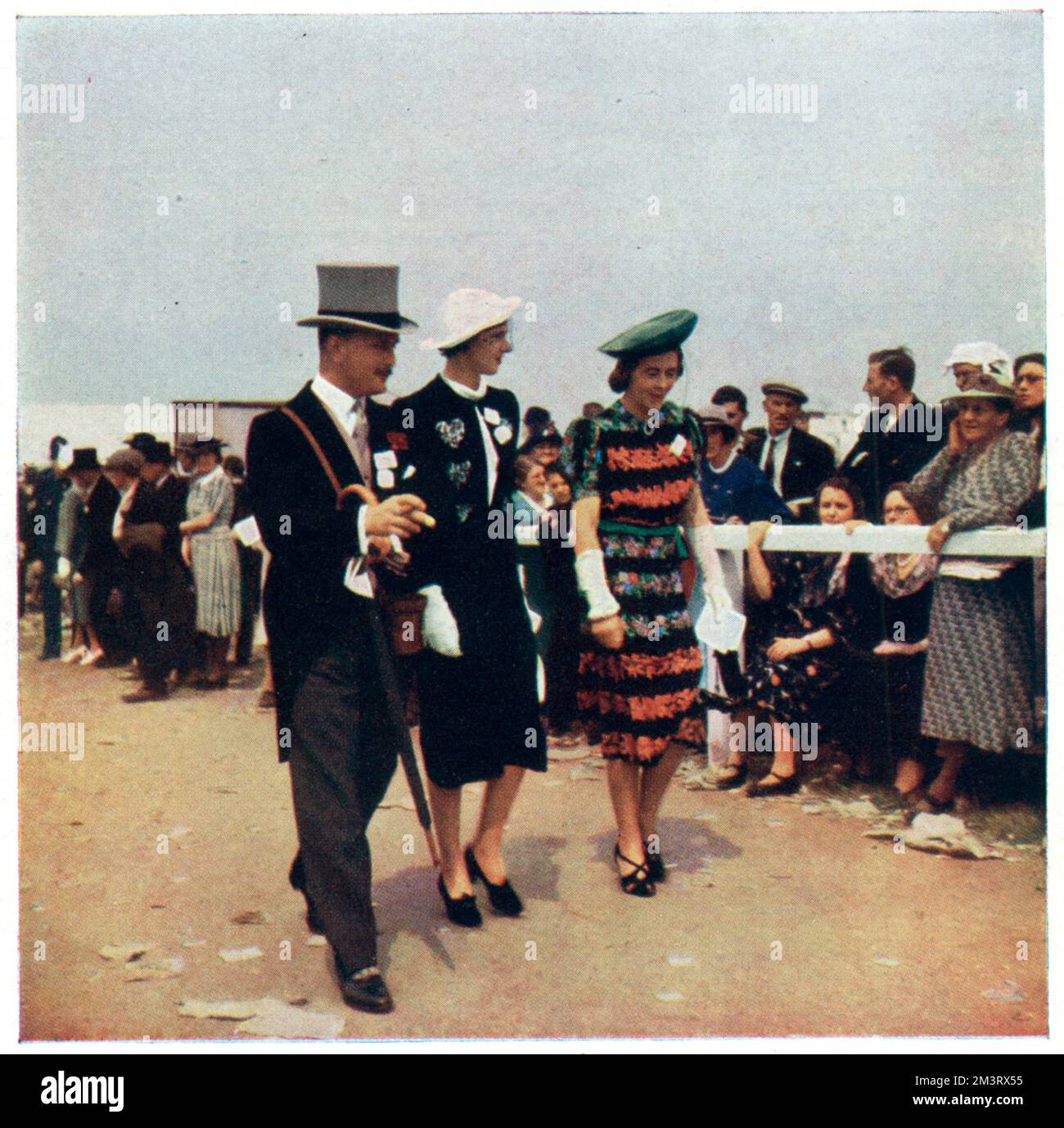 Les amateurs de course vêtus de façon tendance sur le chemin du retour à l'enceinte royale après le déjeuner à Royal Ascot. Date: 1938 Banque D'Images
