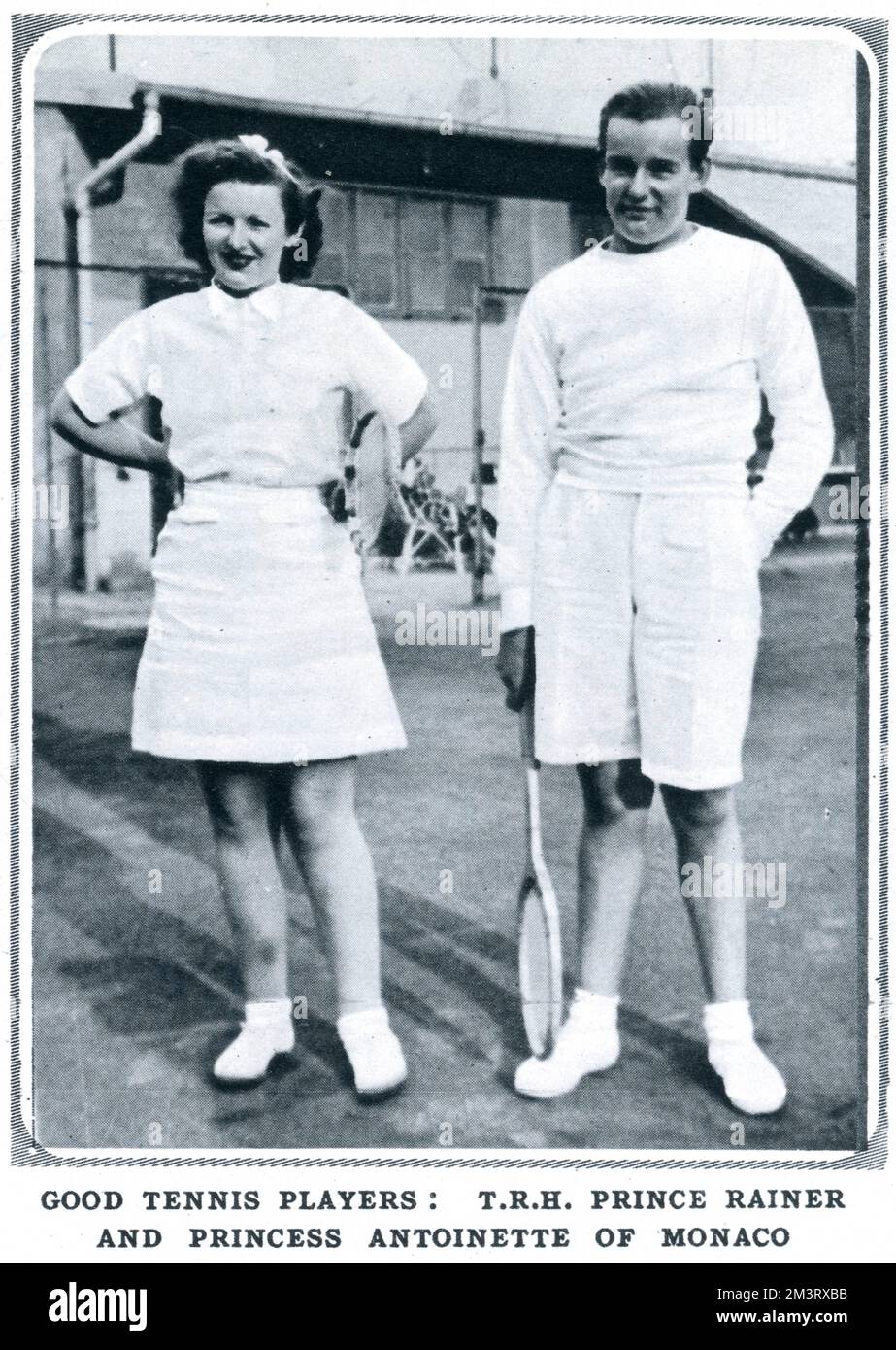 Le Prince Rainier de Monaco (plus tard le Prince Rainier III de Monaco) et sa sœur, la princesse Antoinette, photographiés à Monte Carlo jouant au tennis. Date: 1938 Banque D'Images