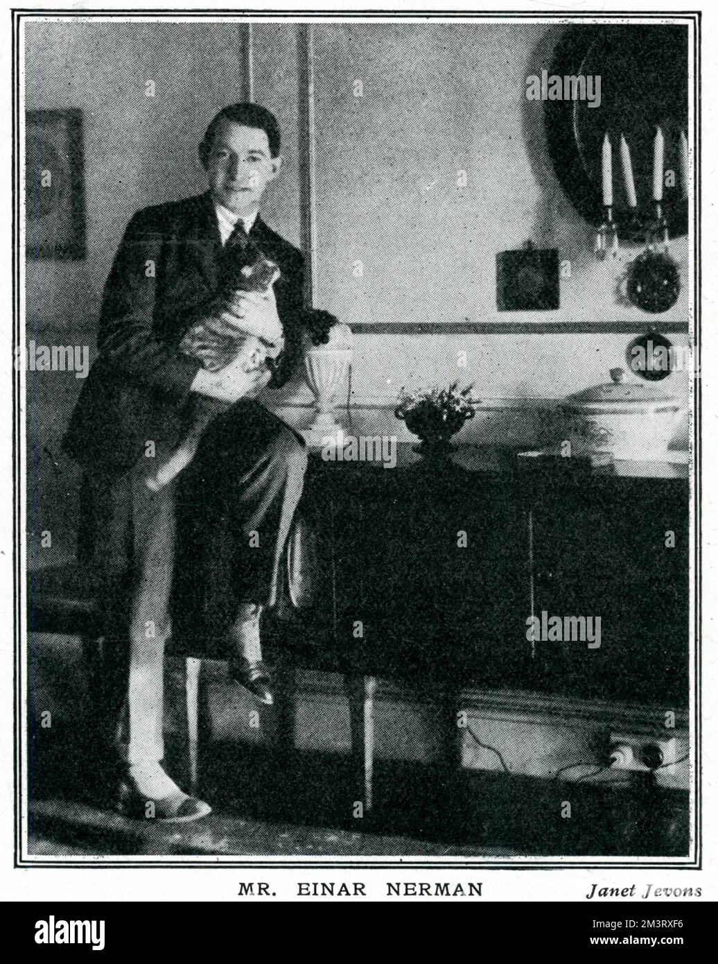 Le caricaturiste Einar Nerman, contributeur régulier d'illustrations du monde théâtral au Tatler, photographié à l'époque où il tenait une exposition conjointe avec la Grande Duchesse Marie de Russie à l'Alpine Club Gallery de Londres en juillet 1926. 1926 Banque D'Images