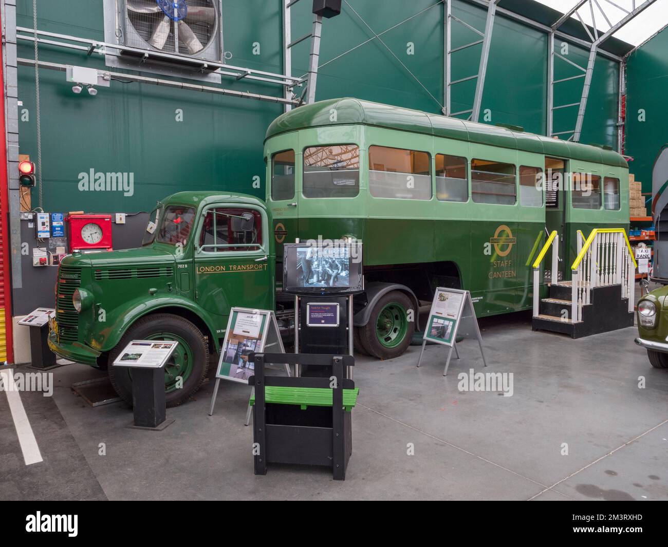 A Bedford Canteen Unit (Mobile Canteen) de 1948 au London bus Museum, une partie du Brooklands Museum, Surrey, Royaume-Uni. Banque D'Images