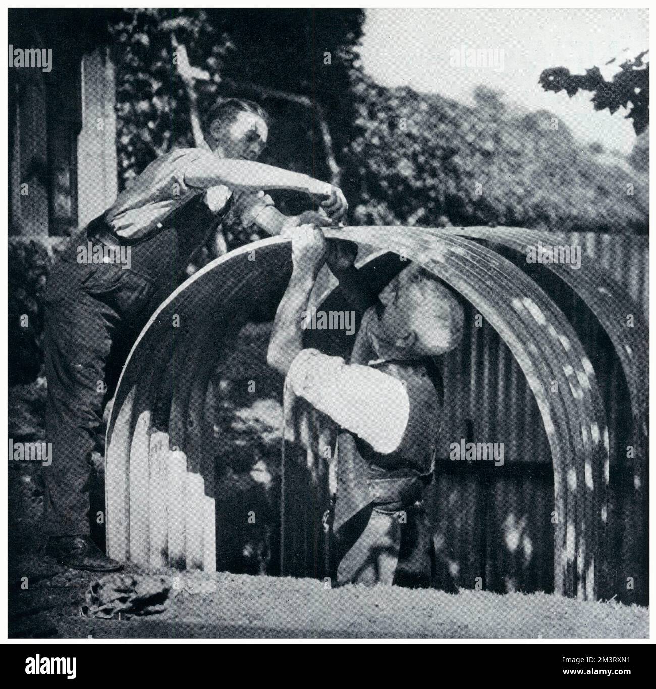 Deux hommes construisent un abri Anderson à l'extérieur d'une maison de gardien de pavillon à St. James, Londres, juste après le déclenchement de la guerre. Date: 1939 Banque D'Images