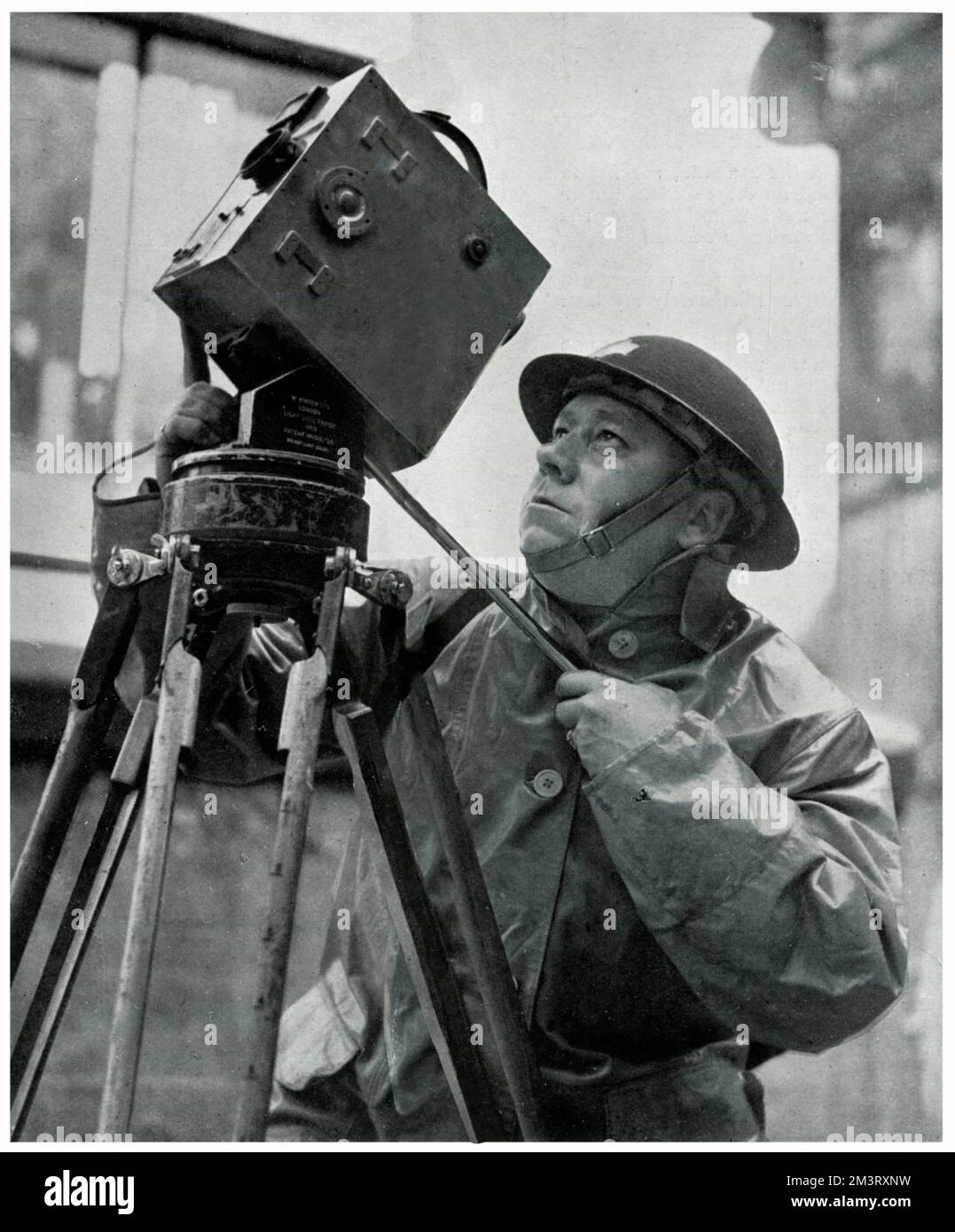 Un cinéaste s'est montré en mesure de régler sa caméra, car les cinémas jouent un rôle de plus en plus important pour tenir le pays informé des nouvelles de la guerre en septembre 1939. Date: 1939 Banque D'Images