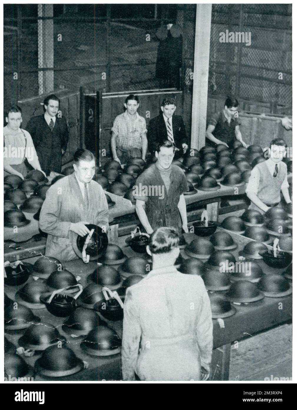 Casques en acier prêts à être emballés en usine, septembre 1939 Banque D'Images