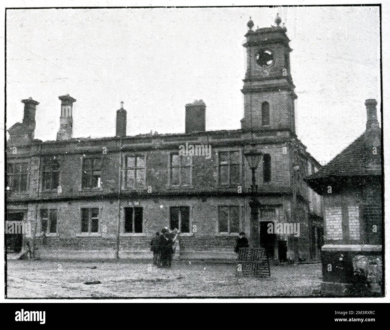 L'hôtel de ville ruiné dans le village de Galway de Tuam, en Irlande, à la suite de représailles après le meurtre de deux gendarmes de la police pendant la guerre d'indépendance, juillet 1920. Date: 1921 Banque D'Images