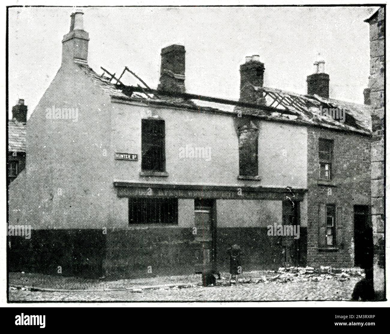Magasins et maisons du village de Tuam, à Galway, détruits par le feu lors de représailles à la suite du meurtre de deux gendarmes de la police pendant la guerre d'indépendance. Date: 1921 Banque D'Images