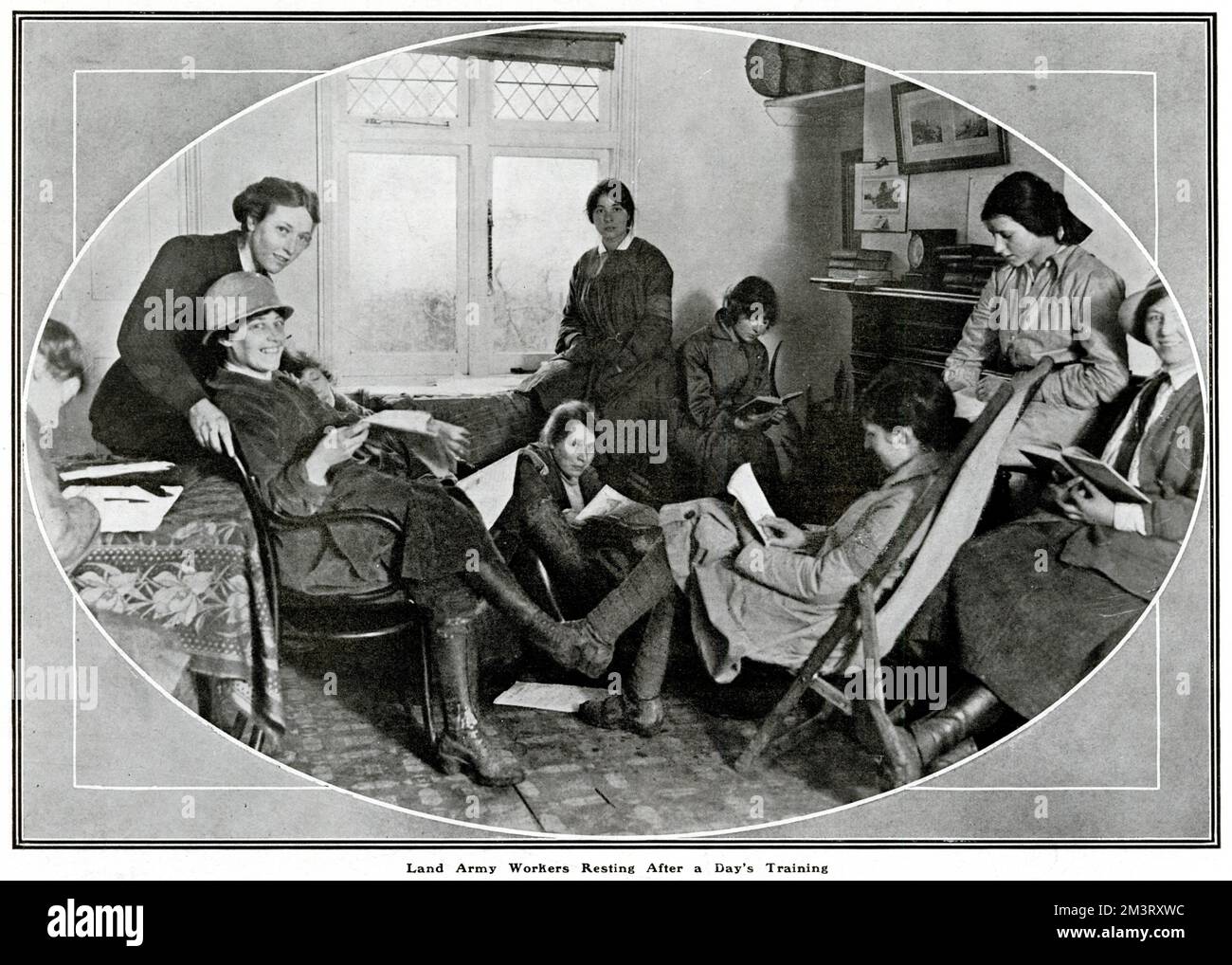 Les femmes de Theydon, Essex, se reposer, socialiser et lire dans leur salle de club après une journée d'entraînement pour le travail de l'armée de terre. L'Armée de terre des femmes a été créée en 1917 pour remplacer les travailleurs masculins de l'agriculture lorsqu'ils se battaient pendant la première Guerre mondiale. Date: 1918 Banque D'Images