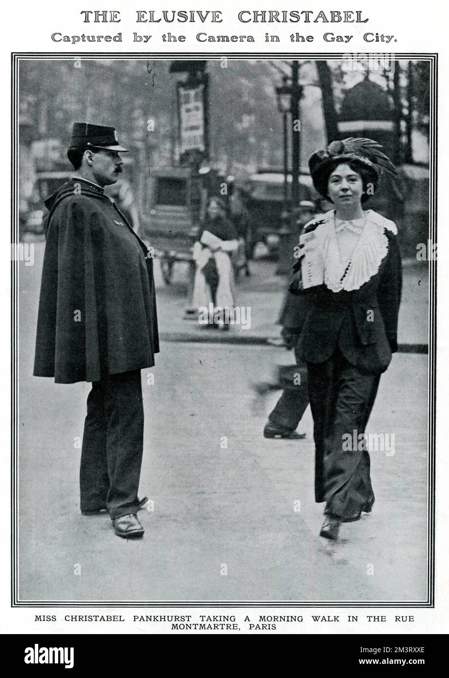 Christabel Pankhurst (1880 - 1958), suffragette britannique, à Montmartre, Paris, après avoir été forcé de quitter Londres par peur d'être arrêté. La légende décrit la position de Mlle Pankhurst en tant que prisonnière politique en France, qui lui donne l'immunité de l'extradition, et la réaction de M. Asquith à la découverte de sa présence comme étant 'emmenée dans les collines' de Dornock, en Écosse. Date: 1912 Banque D'Images