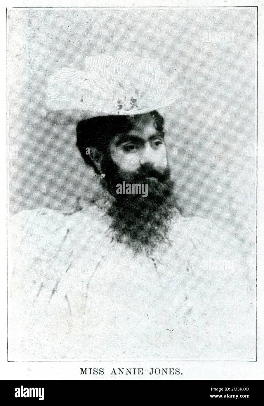 Annie Jones Elliot (1865 - 1902), un 'freak' et une partie du 'plus grand spectacle sur Terre'. L'article qui l'accompagne décrit comme « à tous égards, le meilleur des « freaks » du spectacle » car elle était apparemment attirante de manière conventionnelle à la suite de ses poils du visage. Mlle Jones a couvert sa barbe d'un mouchoir noir pour éviter toute attention et est photographiée dans une robe et un chapeau blancs. Date: 1897 Banque D'Images