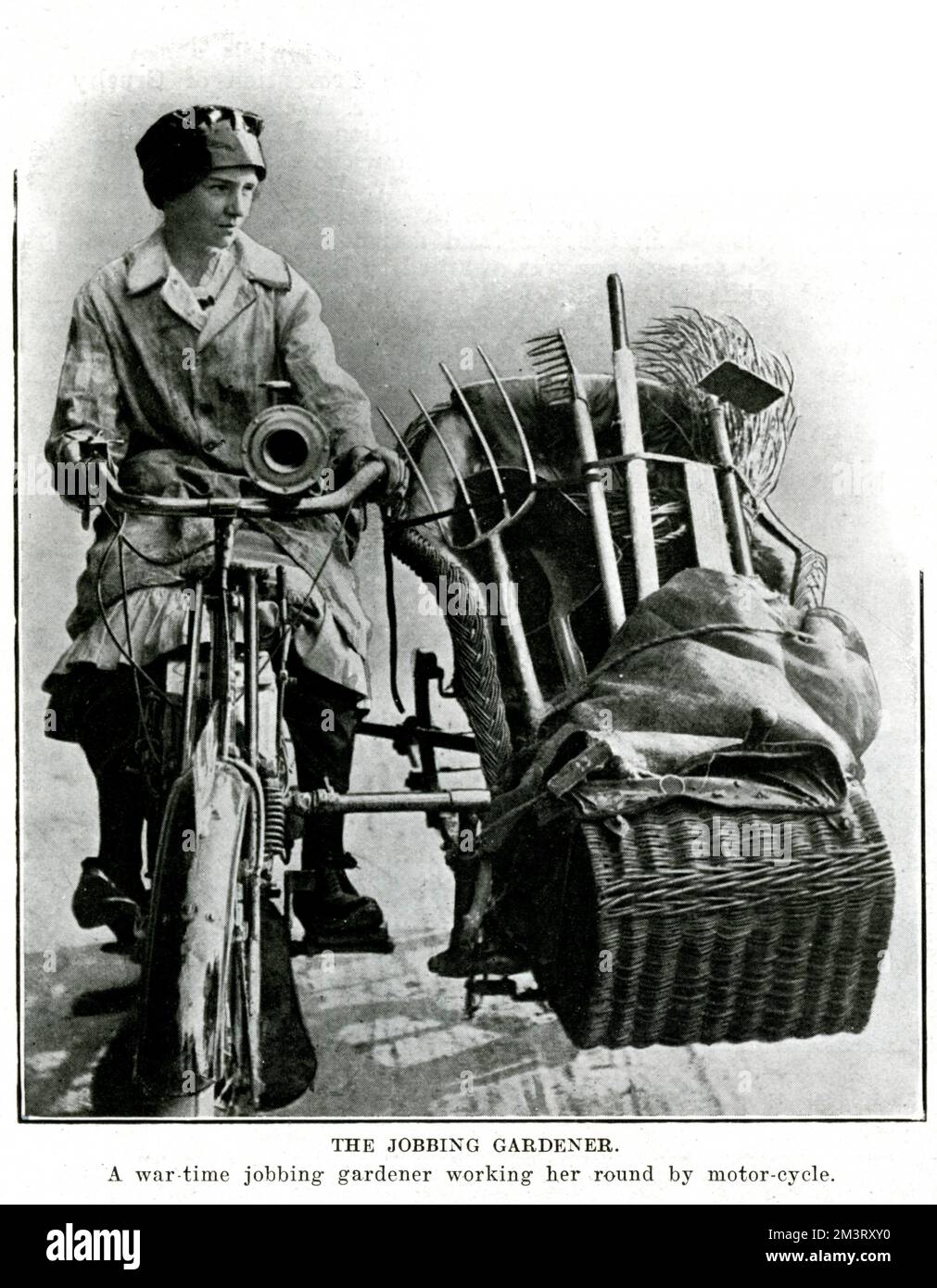 Femme jardinière sur sa moto 1916 Banque D'Images