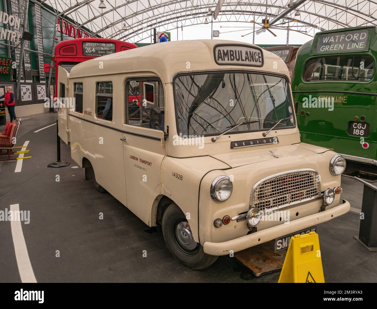 A Bedford CAL Ambulance (SMK783F) de 1968 au London bus Museum, qui fait partie du Brooklands Museum, Surrey, Royaume-Uni. Banque D'Images