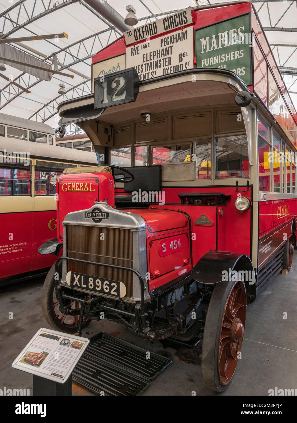 Un autobus de type AEC S no 12 London General Omnibus Company de 1922 (XL8962) dans le London bus Museum, qui fait partie du Brooklands Museum, Surrey, Royaume-Uni. Banque D'Images