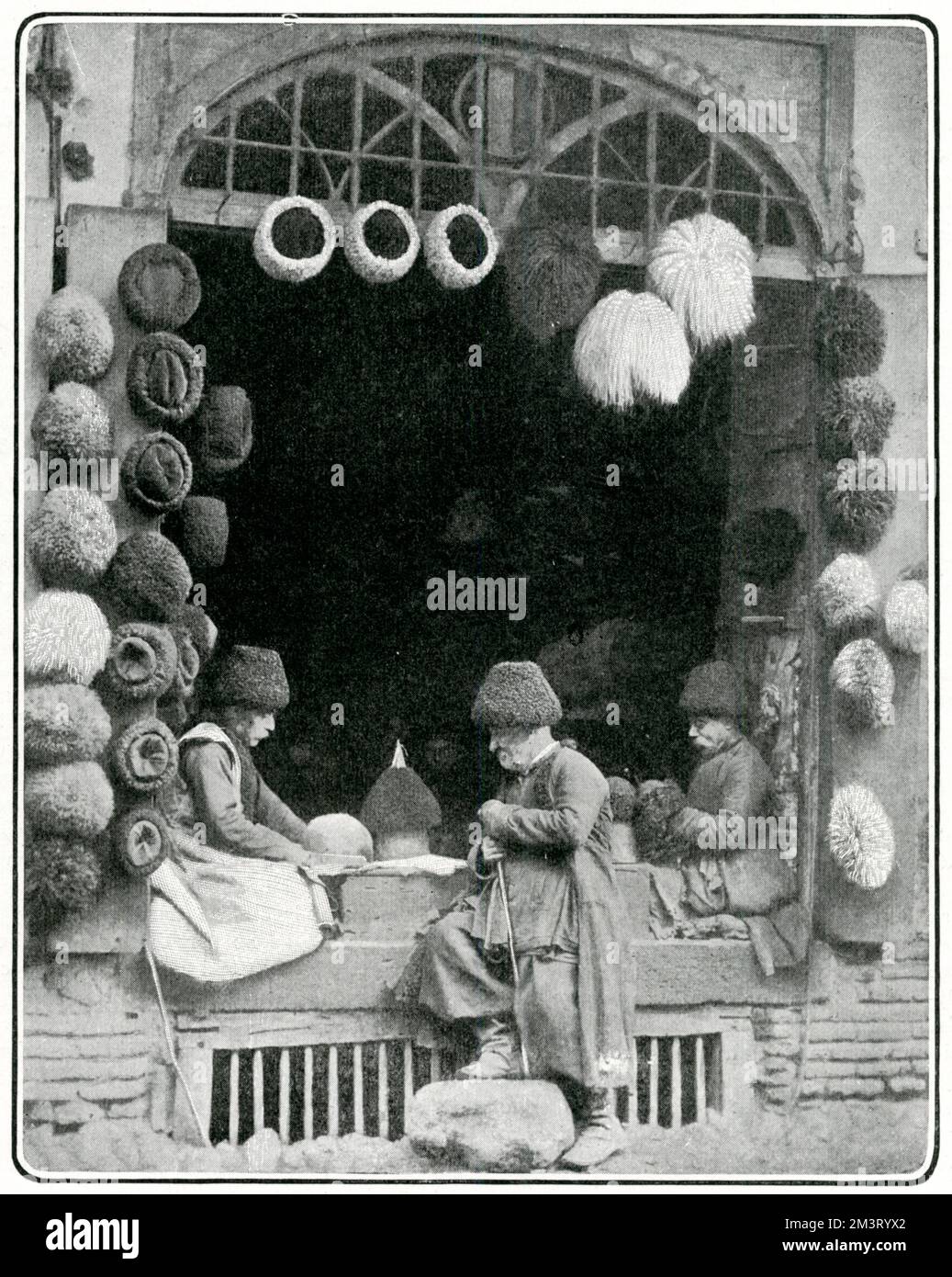 Une boutique de chapeaux, vendant des chapeaux traditionnels de fourrure et de peau à Tiflis, Tibilisi moderne, capitale de la Géorgie. Date: 1903 Banque D'Images