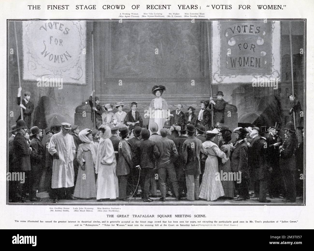 Votes pour les femmes, la première pièce de suffragette, qui a été mise en scène au court Theatre (maintenant la Cour royale) en 1907. The Sketch commente cette scène de foule la plus belle qu'ils ont vu au théâtre depuis de nombreuses années. Réalisé par Harley Granville Barker, il a été écrit par une actrice américaine, Elizabeth Robins. Date: 1907 Banque D'Images