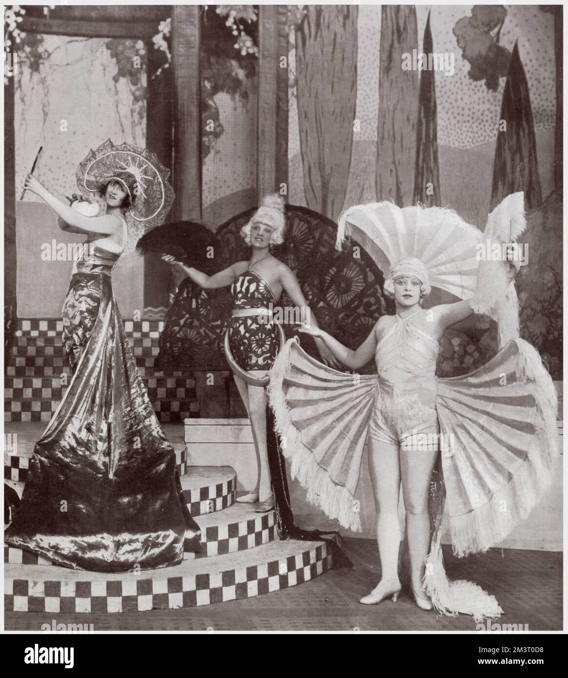 La première finale d'acte de Mother Goose à l'hippodrome de Londres, appelé "Un rêve de beauté" avec Dorothy Ward à gauche dans la partie principale du garçon de Robbie, l'amant de Jill, la fille de mère Goose. Curieusement, elle ne semble pas très boyâtre dans sa photographie mais elle tient néanmoins un œuf. Date: 1925 Banque D'Images