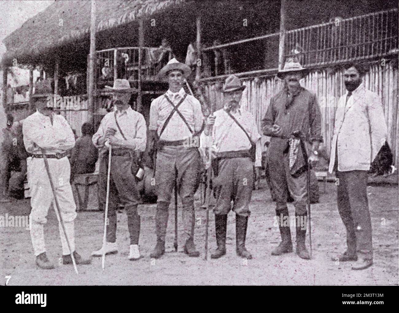 Roger Casement, diplomate et combattant irlandais de l'indépendance photographié avec L. H. Barnes (agronome tropical), W. Fox (expert en caoutchouc et botaniste), E.S. Bell (marchand), H. L. Gielgud (secrétaire/directeur) et Juan Tizon dans le district de Putumayo, dans le bassin de la haute Amazonie, au Pérou. Les affaires Barnes, Fox et Bell faisaient partie d'une commission qui enquêtait sur les abus commis par la Anglo-Peruan Amazon Rubber Company dans la région. Leur rapport sur le traitement atroce des peuples autochtones par la compagnie a provoqué l'indignation en Grande-Bretagne, surtout quand il a été révélé que la compagnie avait un certain nombre de Britanniques i Banque D'Images