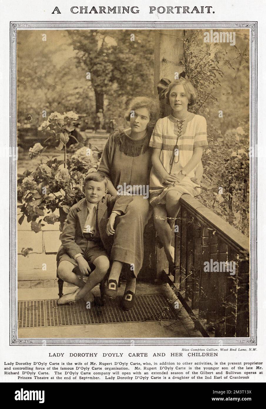 Mme Dorothy d'Oyly carte, fille du comte de Cranbrook de 2nd et épouse de Rupert d'Oyly carte, l'impresario derrière Gilbert et Sullivan et l'hôtel Savoy, photographié avec ses deux enfants, Bridget et Michael. Michael a été tragiquement tué dans un accident de voiture en Suisse en 1932, âgé de 21 ans. Banque D'Images