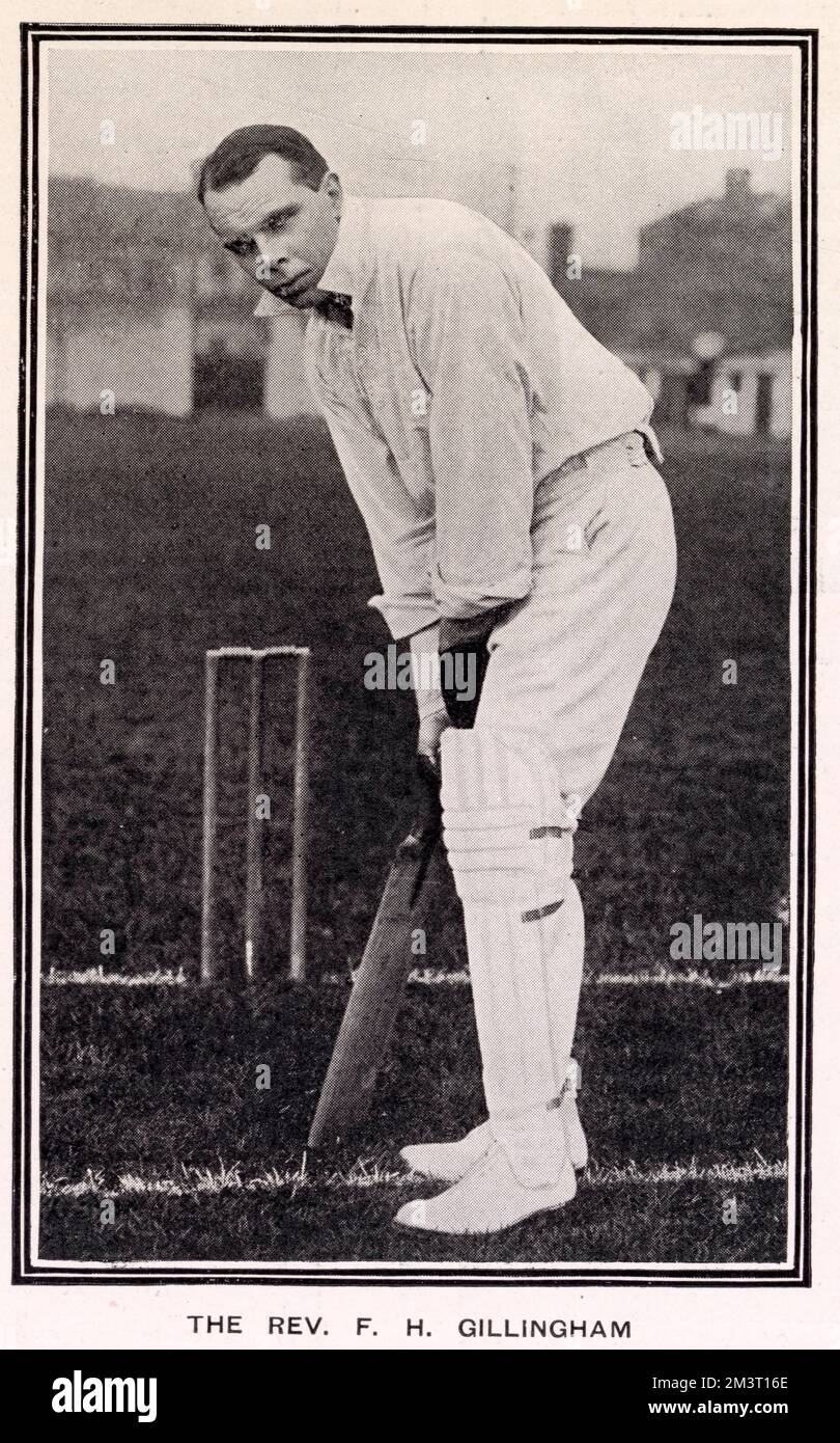 Le révérend Frank Gillingham (1875-1953) - célèbre prêtre et joueur de cricket - attendant le pli. Banque D'Images