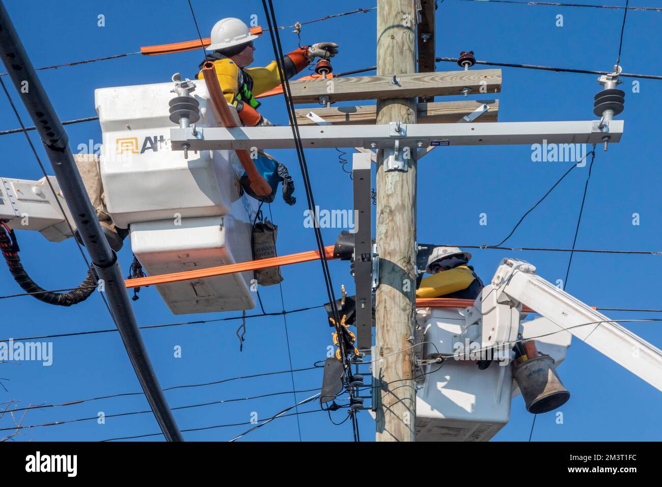 Detroit, Michigan - Une équipe travaille à améliorer les lignes de transmission électrique. Banque D'Images