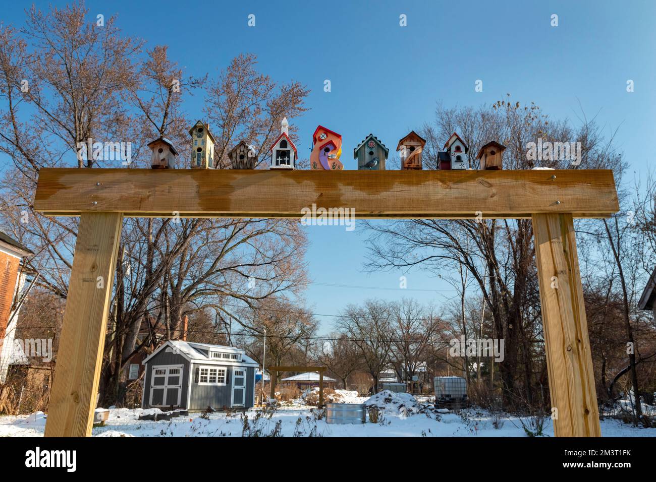 Detroit, Michigan - des maisons d'oiseaux décorées dans un parc en hiver, dans le quartier Jefferson-Chalmers. Banque D'Images