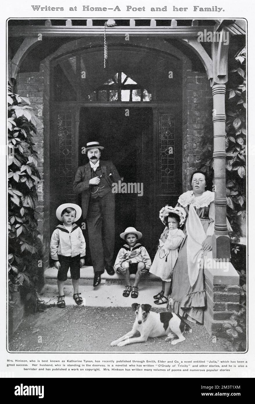 La poète et romancière Katharine Tynan (1861 - 1931), photographiée à la maison avec son mari, l'écrivain et avocat Henry Hinkson, ses trois enfants et son chien. Partie d'une série dans le Tatler montrant des écrivains à la maison. Banque D'Images