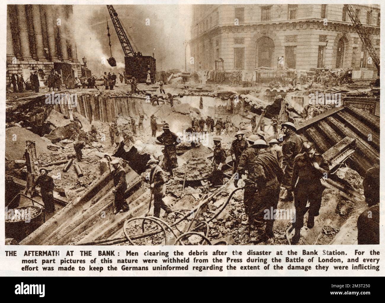 Une bombe directe a été lancée à la station de métro Bank, à Londres, pendant le Blitz, où 51 personnes ont été tuées le 11th janvier 1941. L'explosion dévaste la salle de réservation souterraine, les escaliers mécaniques, les escaliers et les plates-formes souterraines. Pendant la Seconde Guerre mondiale, des photographies de ce genre ont été retenues à la presse pour tenir les Allemands informés de l'ampleur des dommages qu'ils infligeaient. Cette photographie a été publiée 6 ans plus tard en 1947. Banque D'Images