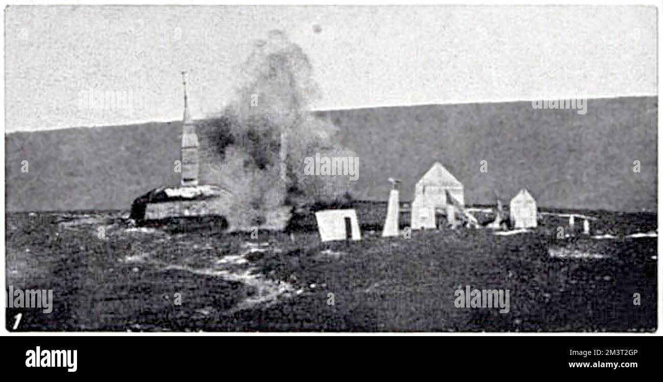 Un village factice en toile utilisé pour la pratique de l'Artillerie avec des coquilles lyddites - près d'Okehampton, Dartmoor. Une coquille explose près de l'« église ». Banque D'Images
