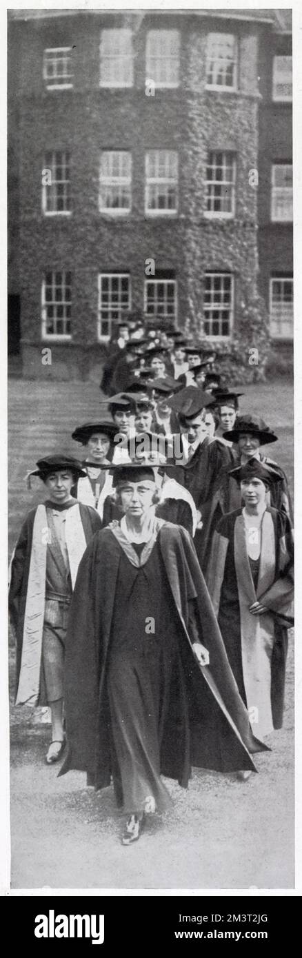 La procession marquant le demi-siècle du Westfield College for Women, une partie de l'Université de Londres à laquelle Mlle Chapman a succédé à Mlle Lodge comme principale. Banque D'Images