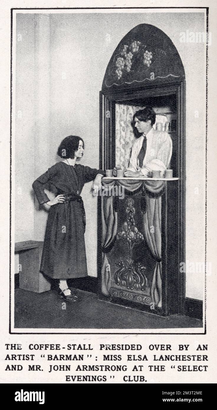 La salle de café présidée par un artiste "barman": Miss Elsa Lanchester et M. John Armstrong au Select Evenes club, 1924, un club et spectacle de cabaret à Bloomsbury, Londres. Le thé et le café sont distribués dans la cabine. Banque D'Images