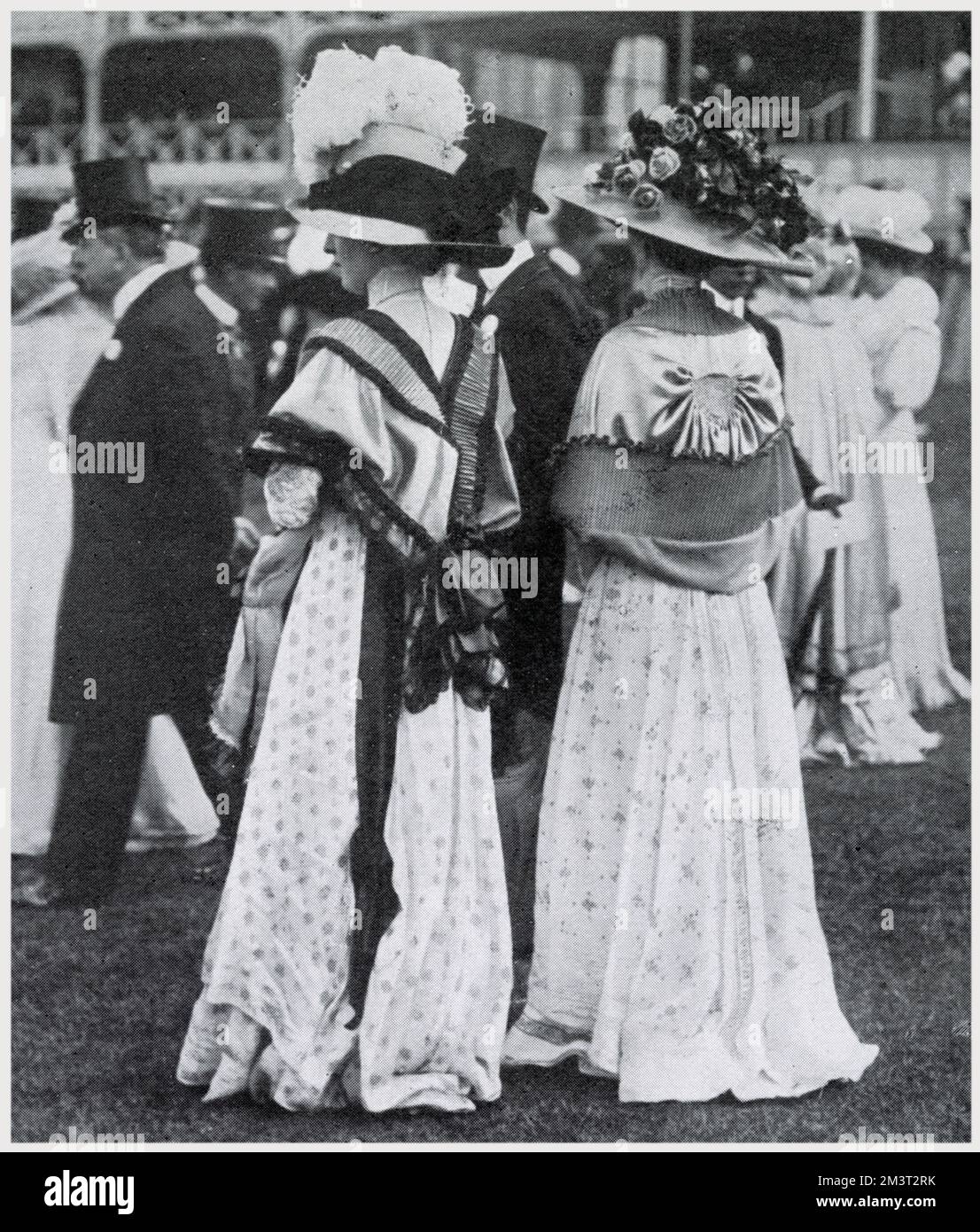 Femmes portant des robes élégantes pour l'Ascot. Banque D'Images
