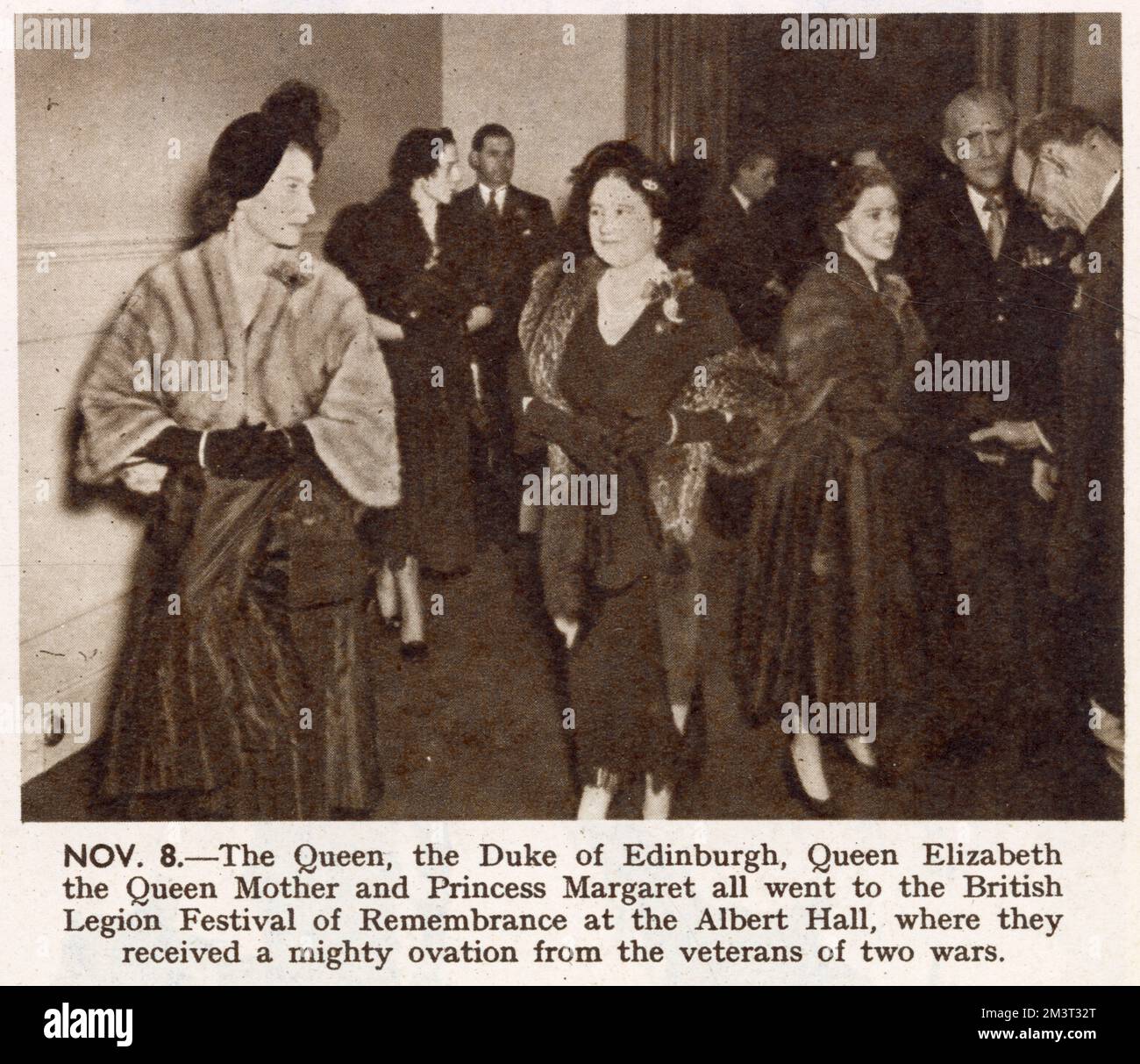 La reine Elizabeth II, la reine mère et la princesse Margaret assistent au Festival du souvenir à la Royal Albert Hall le soir de l'armistice (11th novembre) - un événement organisé par la Légion britannique. Banque D'Images