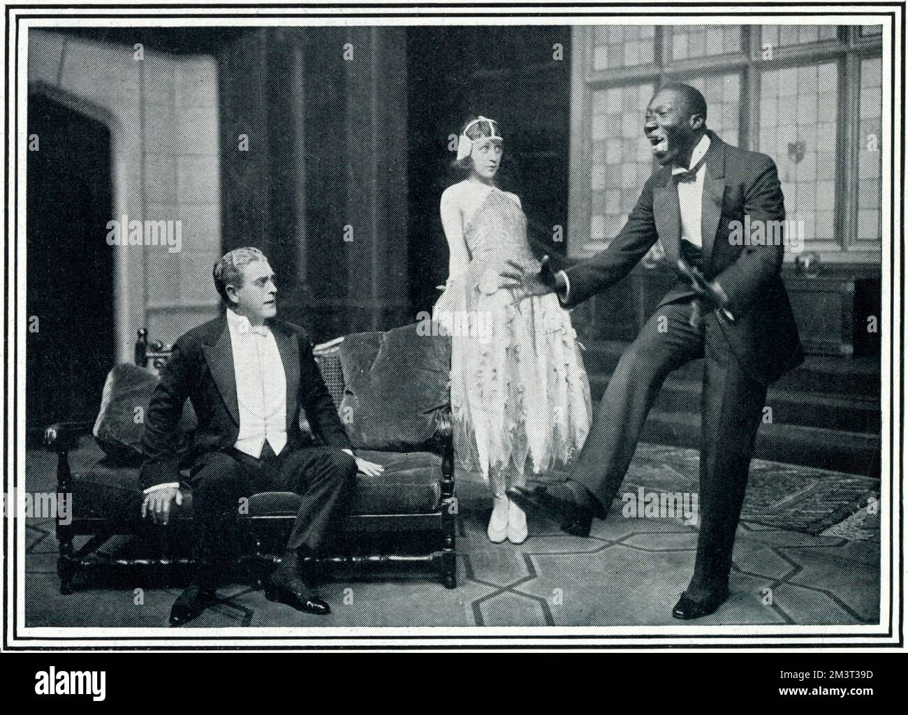 "Les balanciers" au critère - une nouvelle farce de "la pêche" par Ben travers - Acte II - M. Ernest Trimmingham (mal orthographié ici Trimingham) (1880-1942) est le leader du groupe jouant pour les balanciers. Il montre à M. Cyril Maude comment « rester avec moi » peut être jazzé. Trimmingham était un acteur sur scène et à l'écran du territoire britannique d'outre-mer des Bermudes. Il a été l'un des premiers acteurs noirs du cinéma britannique. Banque D'Images