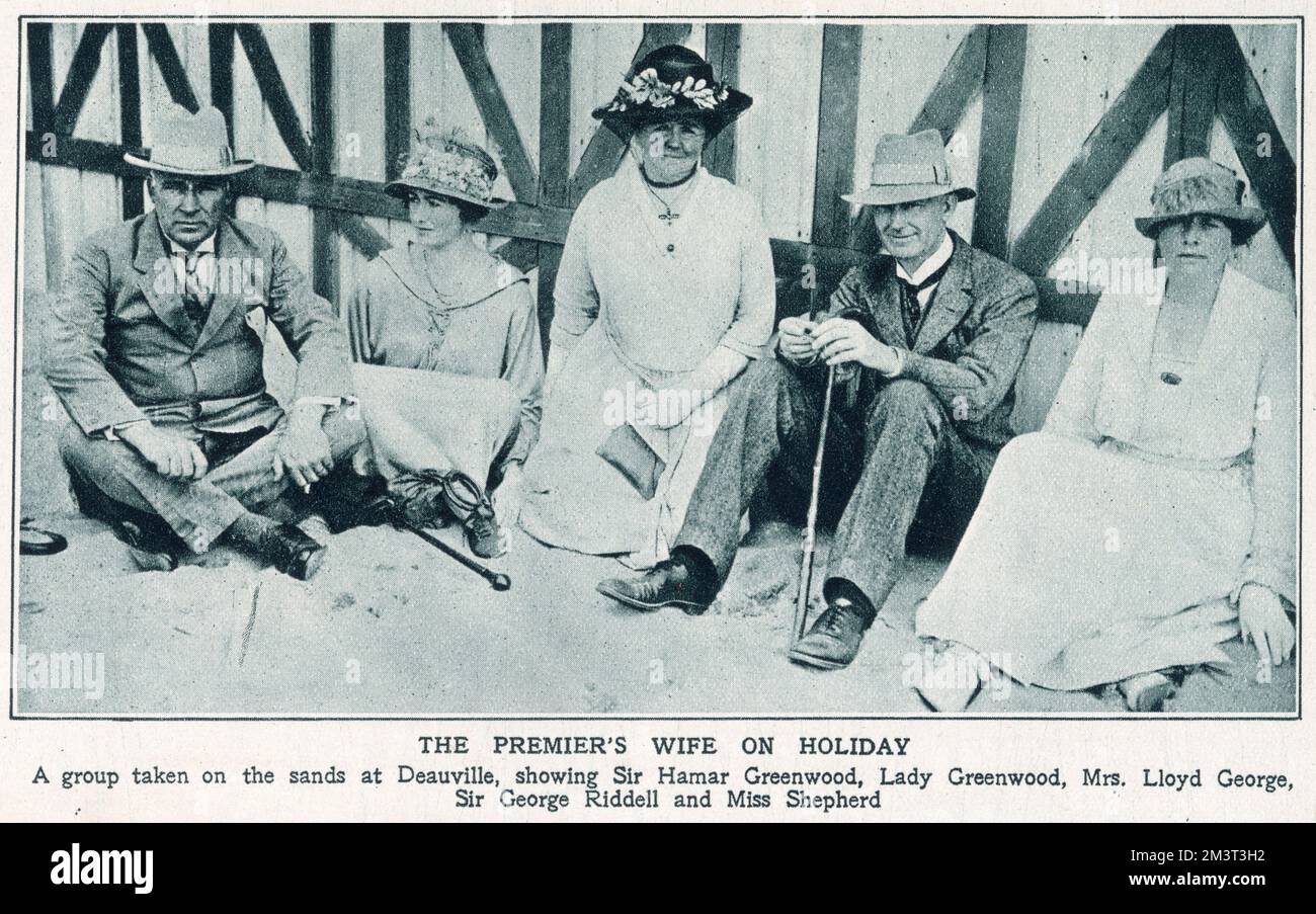 Margaret Lloyd George (1866 - 1941), épouse du Premier ministre britannique David Lloyd George, sur la plage de Deauville, en Normandie. (De gauche à droite) Sir Hamar Greenwood, Lady Greenwood, Margaret Lloyd George, Sir George Riddell et Mlle Shepherd. Banque D'Images