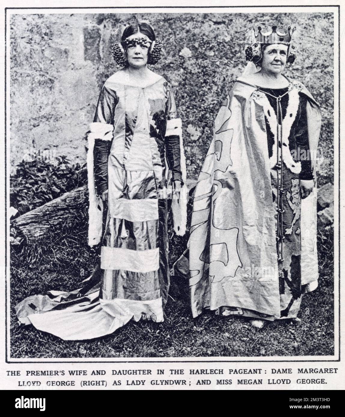 Dame Margaret Lloyd George (1864 - 1941), épouse du Premier ministre britannique David Lloyd George, vêtue de Lady Glyndwr, avec leur fille Miss Megan Lloyd George (1902-1966) au Harlech Pageant. Banque D'Images