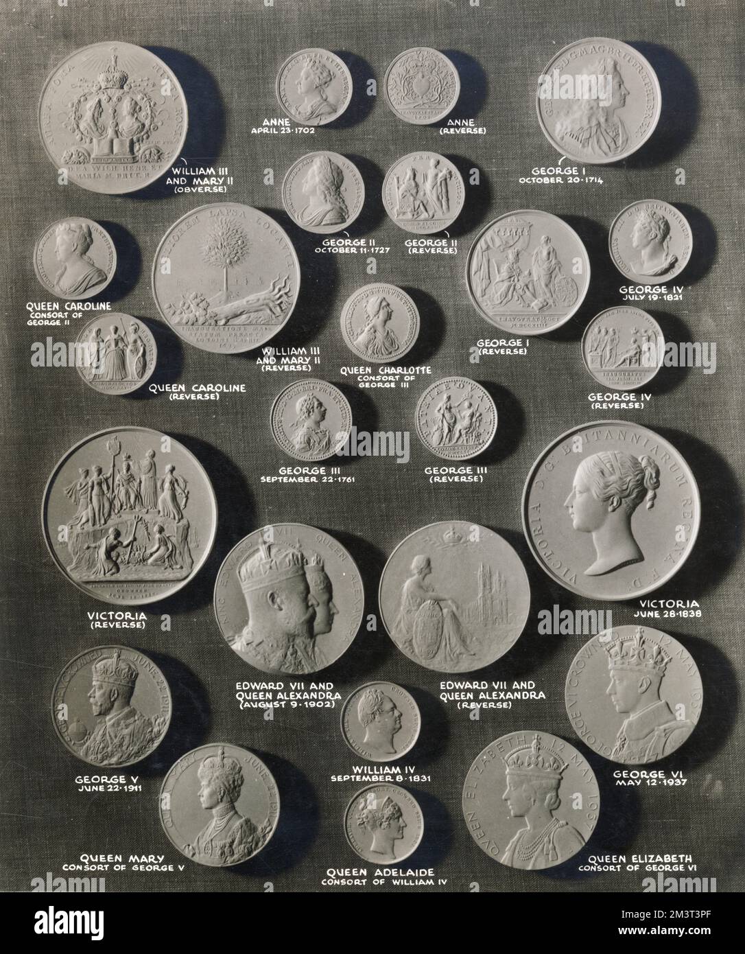 Une sélection de pièces de monnaie ommemorative, montrant la tête du monarque. Date: 1953 Banque D'Images