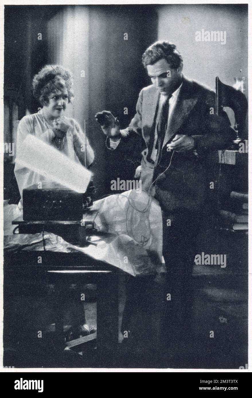 Scène du film "le coeur brûlant" - une démonstration par "George" (Gustav Frohlich) de la machine magique "à ondes d'éther" inventée par Leon Theremin (1896 - 1993) un inventeur russe et soviétique. Le theremin a été l'un des premiers instruments de musique électroniques et le premier produit en masse. Banque D'Images