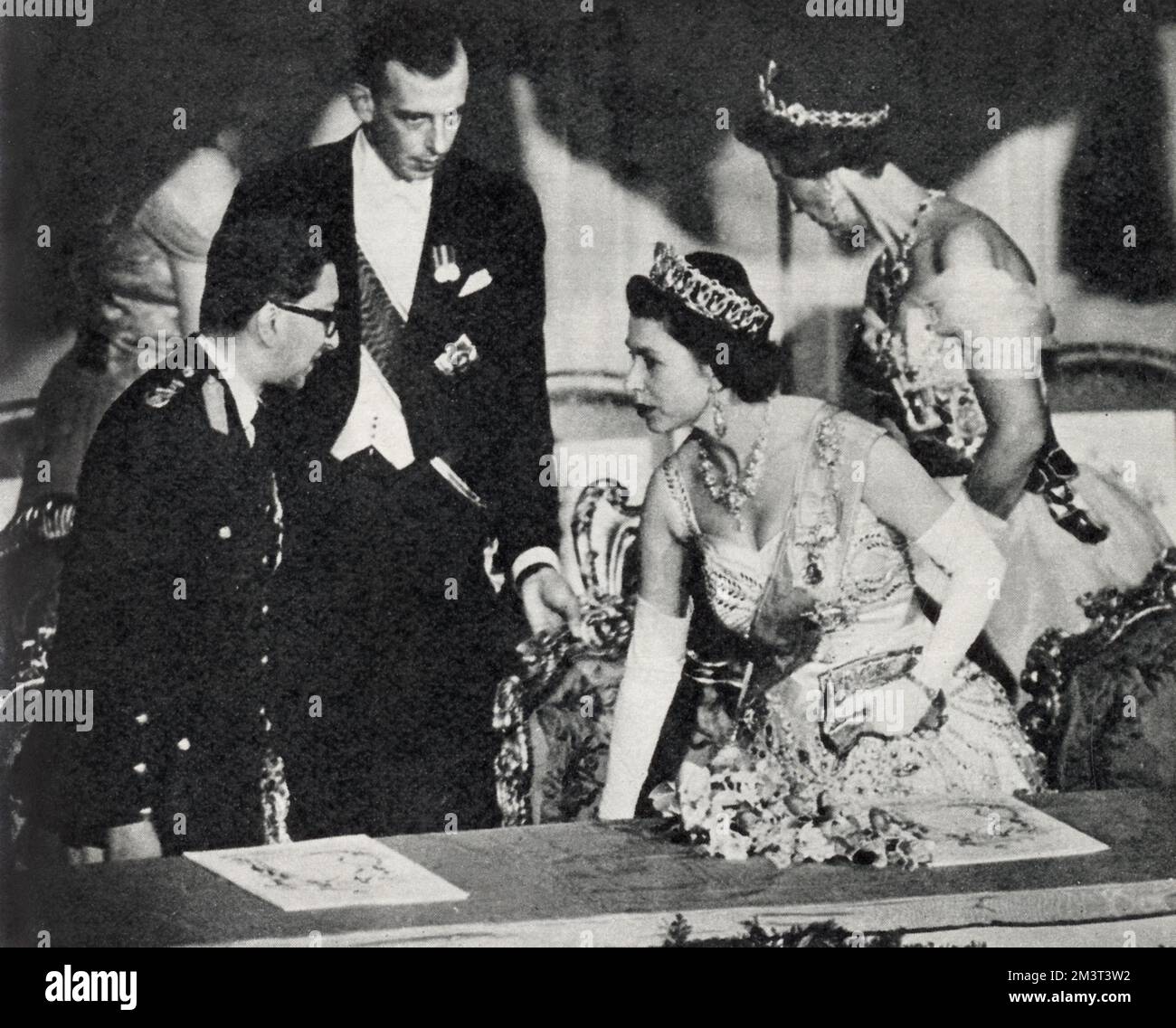 La reine Elizabeth II prend son siège dans la boîte royale de l'Opéra royal aux côtés du roi Mahendra du Népal pour une représentation de gala de la Sonnambula de Bellini. Derrière eux se trouvent Marina, Dowager Duchesse de Kent, et son fils, le duc de Kent. Banque D'Images
