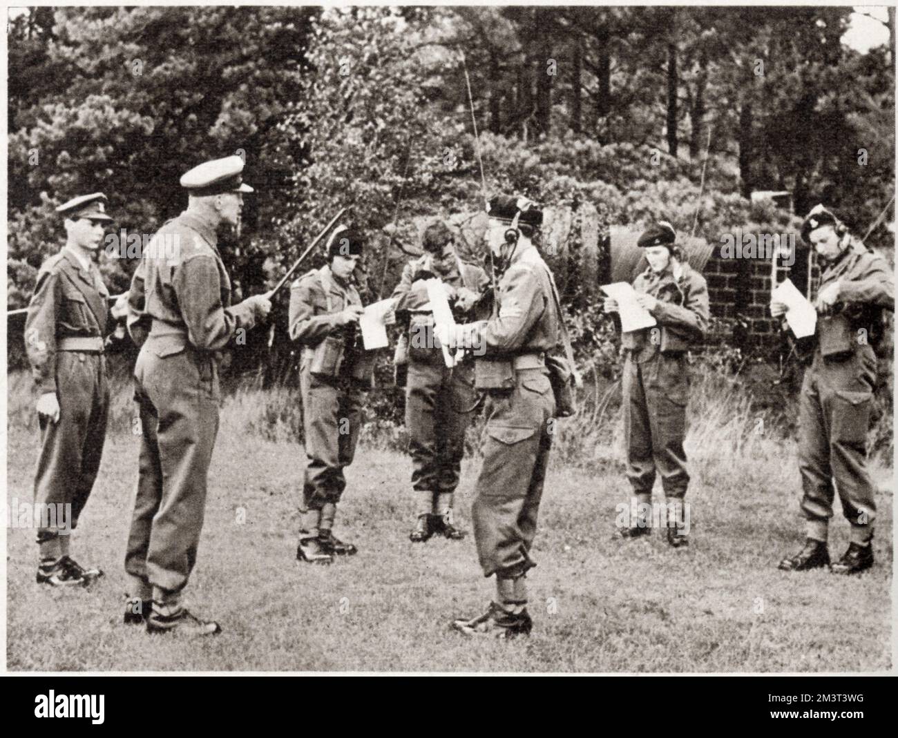 Le colonel Lieut Roy, commandant la force des cadets du Collège Wellington, inspecte la section des transmissions au cours d'une section de formation. Banque D'Images