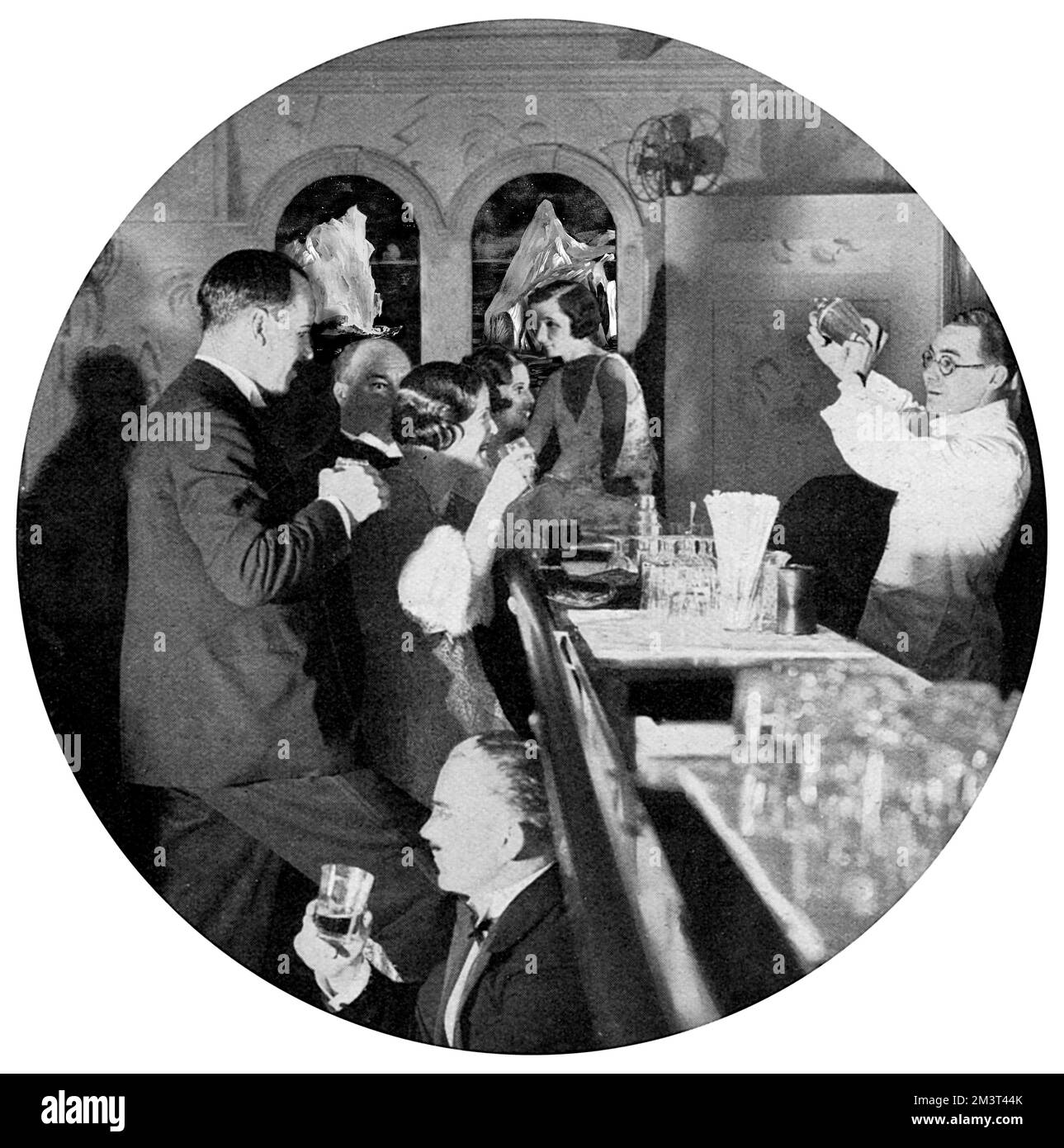 Les passagers peuvent prendre un cocktail au bar à bord d'un paquebot de croisière sur l'océan en 1931. Une paire de icebergs omnieux peut être vue à travers les fenêtres de porthole elgant... Banque D'Images